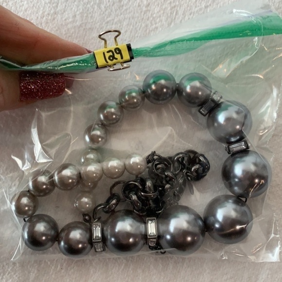 Charming Charlie metallic silver graduated chunky large bead statement necklace - Picture 7 of 7